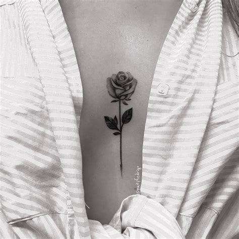 5 diseños de tatuajes de rosas en el pecho para。